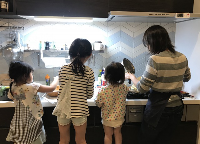 三姉妹で夕食準備のお手伝い